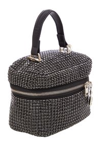 Borsa a tracolla nera con texture, borchie metalliche, chiusura con zip e manico corto in pelle. Presenta una forma rotonda e dettagli in hardware color argento.