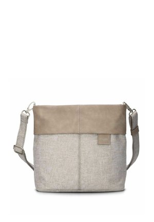 Graue Textil-Crossbody-Tasche mit einem beigen Lederklappen, Metallbeschlägen, verstellbarem Tragegurt und einem Logo-Patch auf der Vorderseite.