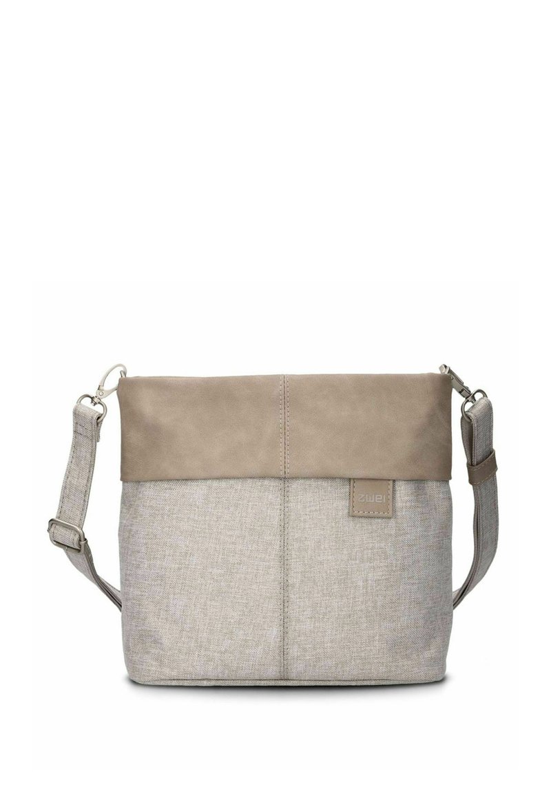 Borsa a tracolla in tessuto grigio con Pattina in pelle beige, hardware metallico, tracolla regolabile e un patch con logo sul davanti.