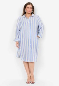 Gestreepte shirtjurk in lichtblauw, wit en geel stof. Voorzien van een knoopsluiting aan de voorkant, een kraag en lange mouwen met cuffs. Inclusief zijzakken.