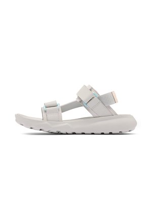 Lysegrå afslappet sandal med åbne tæer, justerbare remme og en tyk, formet sål designet til komfort og støtte.