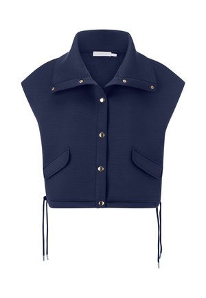 Chaqueta corta sin mangas azul marino con cuello ancho, botones a presión delanteros, dos bolsillos con solapa y cordones en el dobladillo.