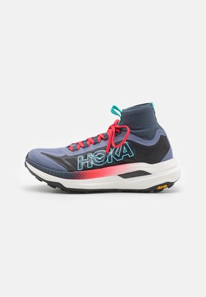 High-Top-Laufschuh mit marineblauem und schwarzem Obermaterial, roten Schnürsenkeln, türkisfarbenen Zuglaschen, weißer Zwischensohle und „HOKA“-Logo an der Seite.