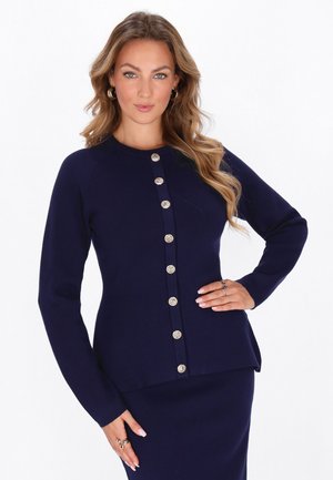 Marineblaues Strickjacke mit langen Ärmeln, durchgehender Knopfverschluss mit silbernen Knöpfen, taillierte Passform mit leicht ausgestelltem Saum.