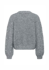 Szürke kötött pulóver, cropped fazonnal, bordázott nyakkal és mandzsettákkal, díszes gyöngyökkel a ujjak mentén. Puha tapintású.