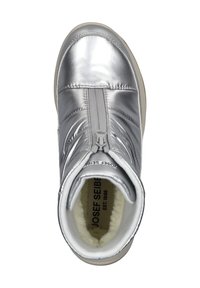 Silberne Knöchelstiefel mit glänzender Oberfläche, gepolstertem Design, zentralem Reißverschluss und weicher Innenauskleidung. Logo auf der Zunge sichtbar.