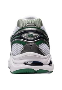 Sneaker bianche in mesh con accenti verdi e silver, dotate di un tallone strutturato, design testurizzato e soletta in gomma con bordatura verde.