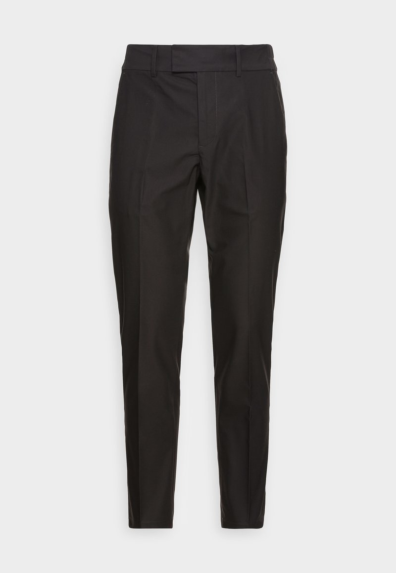 Pantalon noir cintré sur mesure avec passants de ceinture et plis marqués, présenté sur un fond clair uni.