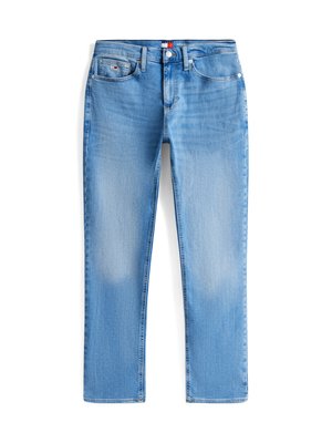 Jeans en denim bleu clair avec une coupe droite, cinq poches et une étiquette rouge et blanche au niveau de la taille. Décoloration près des genoux et des cuisses.