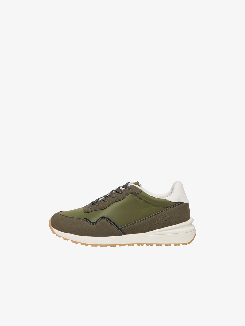 Basket basse avec des panneaux vert olive et marron, col de talon blanc, lacets gris, et une semelle blanche avec une semelle extérieure beige.