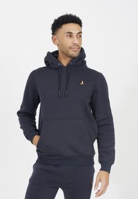 Felpa blu navy realizzata in tessuto morbido, con tasca frontale, dettaglio del logo dorato e cappuccio con cordino regolabile. Maniche e vita aderenti.