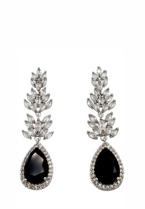 Orecchini a goccia in argento con pietre a goccia nere circondate da piccoli cristalli chiari e grappoli a forma di fiore di pietre marquise chiare sopra.