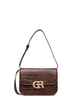 Brązowa torebka na ramię z teksturą krokodylej skóry, z regulowanym paskiem i złotym zapięciem "GR" na przedniej klapie.