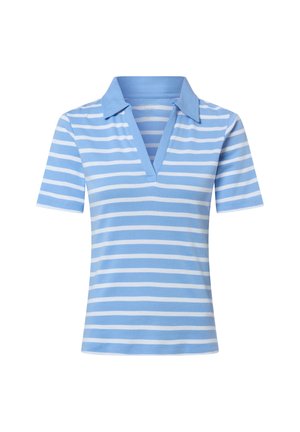 Jasnoniebieska koszulka polo z krótkim rękawem, białymi poziomymi paskami i głębokim kołnierzykiem w kształcie litery V.