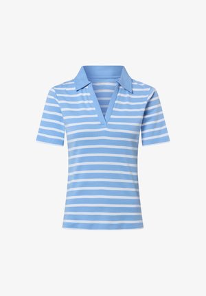 Jasnoniebieska koszulka polo z krótkim rękawem, białymi poziomymi paskami i głębokim kołnierzykiem w kształcie litery V.