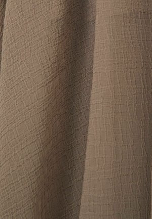 Teksturowana brązowa tkanina w kratkę, charakteryzująca się miękką, lekko pogniecioną powierzchnią. Materiał wydaje się lekki i delikatnie układa się.