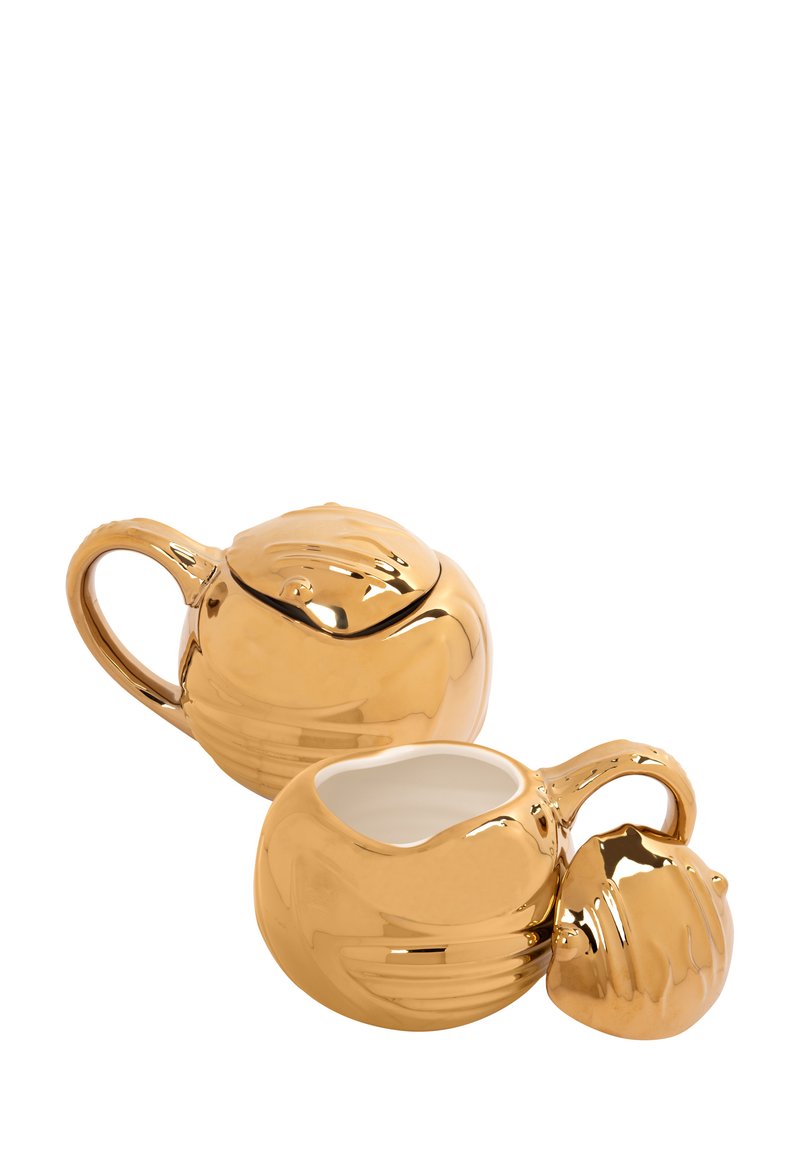 Teiera in ceramica color oro con corpo arrotondato, coperchio testurizzato e manico attaccato, accompagnata da una lattiera coordinata con finitura liscia.