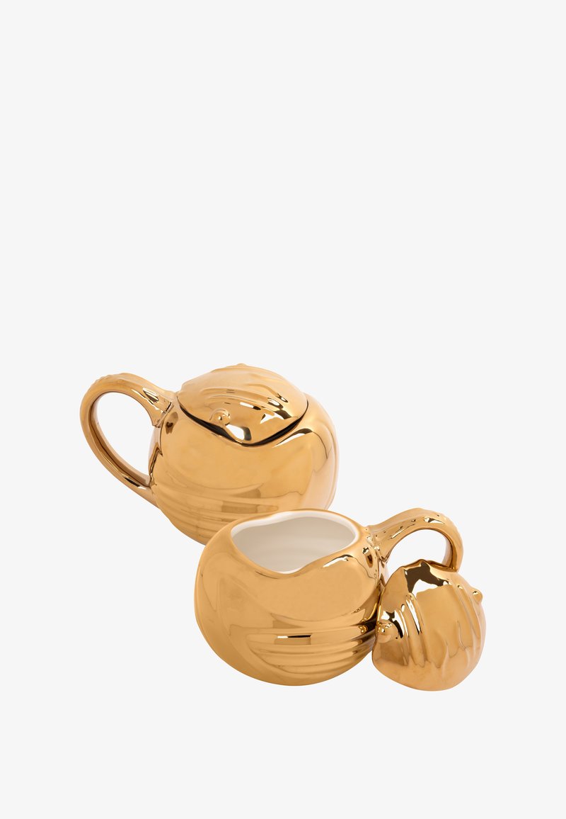 Teiera in ceramica color oro con corpo arrotondato, coperchio testurizzato e manico attaccato, accompagnata da una lattiera coordinata con finitura liscia.