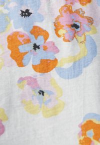 Tessuto morbido con un motivo floreale pastello che presenta fiori blu, arancioni, rosa e gialli su uno sfondo bianco.