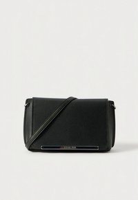 Mala tiracolo em pele preta com superfície texturizada, fecho de aba e ferragens metálicas com o nome da marca numa placa prateada.