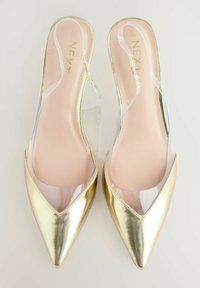 Zlaté metalické slingback podpätky s špicatou špičkou, priehľadnými PVC akcentmi a hladkou koženou stielkou. Nastaviteľný remienok pre bezpečné upevnenie.