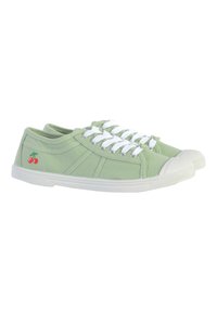 Sneakers in tela verde chiaro con lacci bianchi, punte in gomma e un ricamo di ciliegia sul lato.