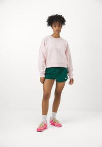 adidas Sportswear ESSENTIALS SMALL LOGO FEEL COZY  - Sportinis megztinis - sandy pink/white