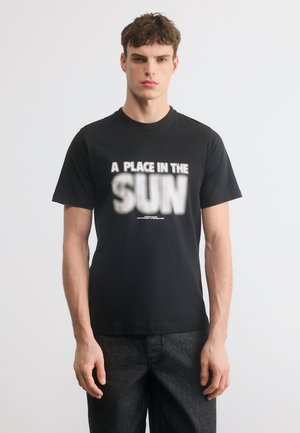 FRODE A PLACE TEE - Μπλουζάκι με στάμπα - black