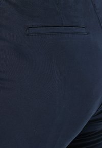 Ulla Popken CIGARETTE PINTUCK ELASTIC WAISTBAND - Housut - dark marine