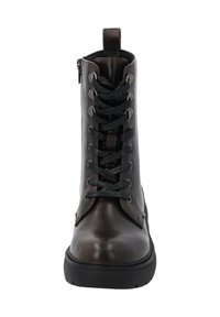 Botas de cuero marrón hasta el tobillo, con punta redonda, cordones negros, cremallera lateral y suela de goma texturizada. Presentan un lazo en la parte trasera para facilitar su uso.