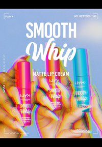 Tre tuber av NYX Smooth Whip Matte Lip Cream i rosa, klarblå och en persikofärg, hålls framför en mjuk blå bakgrund.