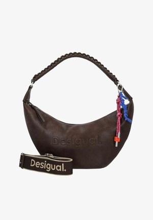 Bolso de mano de cuero marrón con forma curva, correa trenzada texturizada, logo "Desigual" en relieve y acentos de llavero coloridos. Correa ajustable incluida.