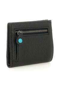Portafoglio in pelle nera testurizzata con una piccola tasca frontale con zip, caratterizzata da una cerniera argentata e un pomello circolare blu.
