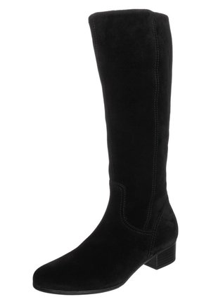 Czarny zamszowy kozaki do kolan z niskim szerokim obcasem, okrągłym noskiem oraz widocznym przeszyciem na cholewce i części stopy.