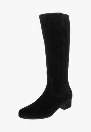 Czarny zamszowy kozaki do kolan z niskim szerokim obcasem, okrągłym noskiem oraz widocznym przeszyciem na cholewce i części stopy.