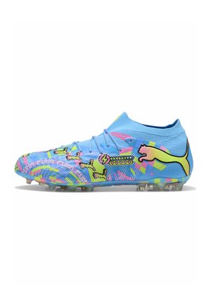 Hellblauer Fußballschuh mit bunten Pixel-Art-Mustern, neon-gelbem Puma-Logo und einem sockenähnlichen Knöchelkragen auf weißem Hintergrund.