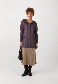 Vero Moda Tall VMMALOU COATED JACKET  - Jachetă impermeabilă - plum perfect
