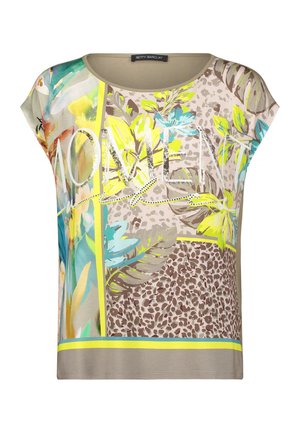 Chemise beige à manches courtes avec des motifs floraux colorés et imprimés léopard, et le mot "WOMEN" en travers sur le devant dans une police stylisée.