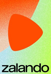 Krāsains grafisks attēls ar oranžu trīsstūrveida formu uz teksturēta fona ar sarkaniem, zaļiem un ziliem gradientiem. "Zalando" burtos treknā melnā krāsā apakšā.