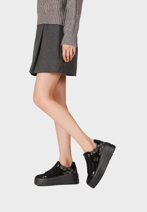 Queen Helena, X35-11 - Zapatillas - nero scamosciato
