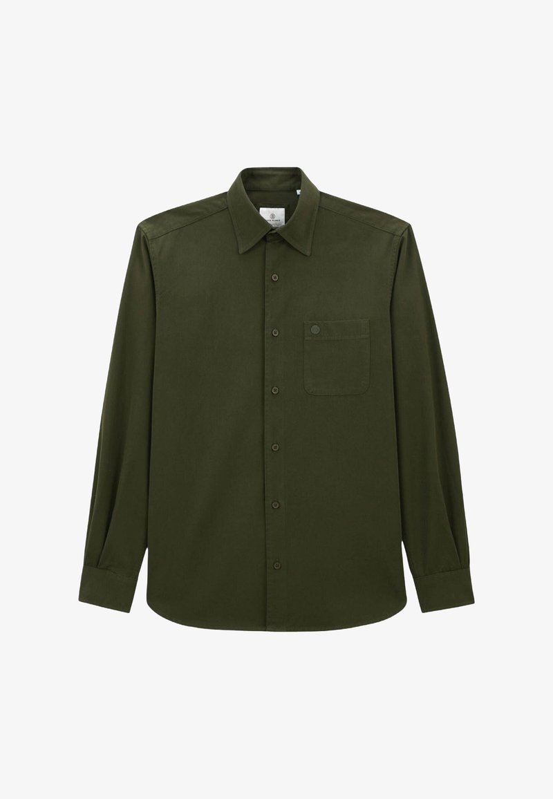 Chemise à manches longues vert olive en tissu, avec un col boutonné, une poche devant et une fermeture à boutons sur le devant.