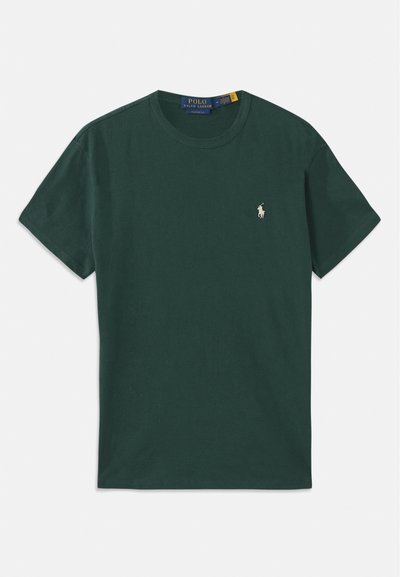 T-shirt en coton vert foncé avec un col rond et des manches courtes. Logo brodé dans une couleur contrastante sur le côté gauche de la poitrine.