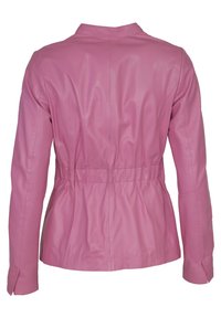 Veste en cuir rose à manches longues avec une taille cintrée, vue de dos sur fond blanc.