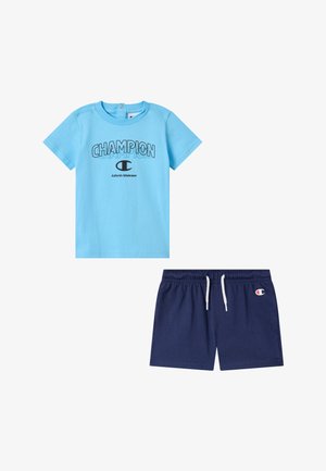 T-shirt bleu clair à manches courtes avec logo "Champion" et short bleu marine avec cordon de serrage et petit emblème Champion.