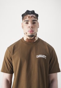 Carhartt WIP UNIVERSITY SCRIPT - Majica kratkih rukava s printom - lumber/white