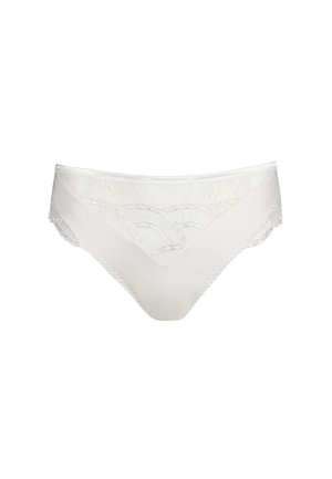 Biancheria intima da donna bianca stile bikini con pannelli in pizzo trasparente e bordi smerlati su uno sfondo bianco semplice.