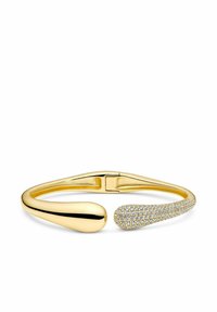 Bracciale aperto in tono oro con un'estremità arrotondata liscia e un'estremità affusolata decorata con piccole cristalli trasparenti. Design elegante e minimalista.