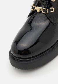 Love Moschino NEW CITY LOVE - Botas de tornozelo com plataforma - nero