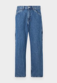 Jean en denim bleu à jambe droite avec passants de ceinture, bouton à l'avant, fermeture éclair et poches avant sur fond blanc.