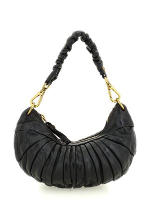 Borsa nera in pelle con un design curvo e plissettato. Presenta un manico intrecciato e dettagli in oro, inclusi una cerniera e una chiusura.